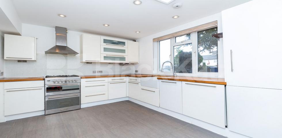 			SPACIOUS FAMILY HOME!, 3 Bedroom, 2 bath, 2 reception House			 Summers Lane, FINCHLEY